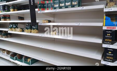 London, UK, 27 September 2021: Empty shelves in the Balham branch of Sainsbury's where pasta would normally be. Forecasts that pasta is set to rise in price, plus supply chain problems due to Brexit, are resulting in empty shelves again. Anna Watson/Alamy Live News Stock Photo