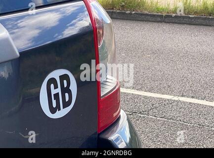27 September 2021, United Kingdom, London: A 'GB' sticker is stuck on a car. The country is called the United Kingdom, but the international identification mark has been 'GB' for decades. In future, cars travelling abroad will have to carry a sticker with the words 'UK' on the back. The current 'GB' will then no longer be valid on its own as of September 28. (To dpa: 'Symbol for union after Brexit: 'UK' instead of 'GB' on British cars') Photo: Benedikt von Imhoff/dpa Stock Photo
