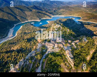 Aerial view of Siurana medieval village with romanesque church of Santa Maria de Siurana and the Siurana Lake in Prades mountainas Priorat Tarragona C Stock Photo