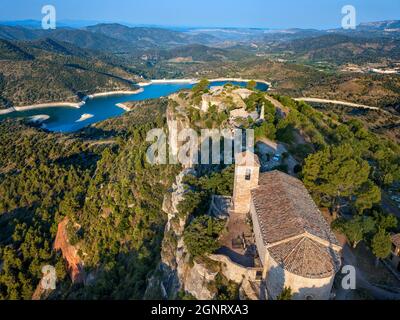 Aerial view of Siurana medieval village with romanesque church of Santa Maria de Siurana and the Siurana Lake in Prades mountainas Priorat Tarragona C Stock Photo