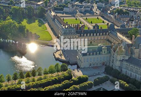France, Seine-et-Marne (77), Fontainebleau, le château royal, classé Patrimoine Mondial de l'UNESCO (vue aérienne) // France, Seine et Marne, Royal Ca Stock Photo
