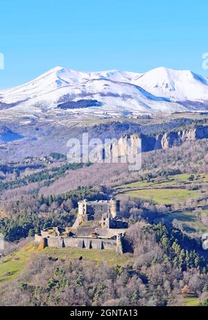 France, Puy-de-Dôme (63), Auvergne Volcanoes Regional Natural Park, Murol, the castle and Puy de Sancy as well as the Monts Dore massif in the backgro Stock Photo