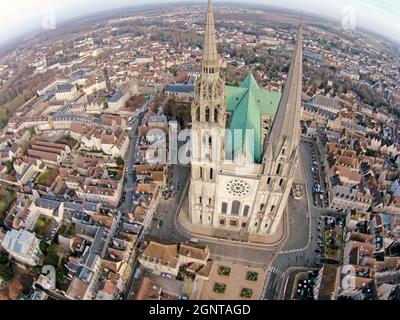 France, Eure-et-Loir (28), Chartres, Cathédrale Notre-Dame de Chartres classée au Patrimoine Mondial de l'UNESCO (vue aérienne) // France, Eure et Loi Stock Photo