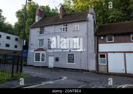 The exterior of the Volunteer Tavern. 9 New Street, Old Market Quarter, Bristol. BS2 9DX. (Sept 2021) Stock Photo