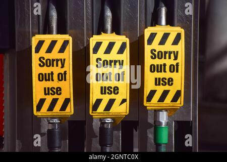 London, UK. 27th Sep, 2021. 'Sorry Out Of Use' signs are attached to petrol and diesel pumps at a Texaco station in central London as the fuel shortage continues. Many stations have run out of petrol as a result of a shortage of truck drivers due to Brexit, along with panic buying. Credit: SOPA Images Limited/Alamy Live News Stock Photo