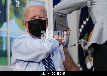 Washington, United States Of America. 27th Sep, 2021. United States President Joe Biden receives a COVID-19 booster shot in line with the CDC's and FDA's recommendations in the South Court Auditorium of the Eisenhower Executive Office Building September 27, 2021 in Washington DC. Credit: Ken Cedeno/Pool via CNP Photo via Credit: Newscom/Alamy Live News