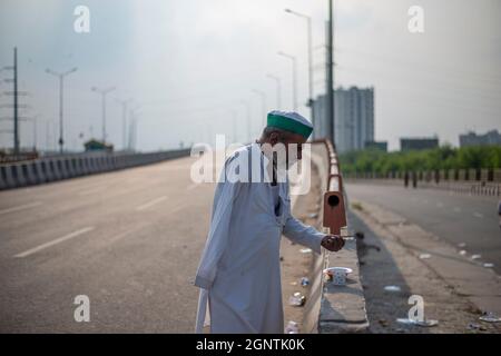 Ghaziabad, India. 27th Sep, 2021. A farmer holds a flag during a