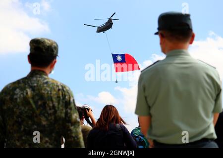 Taoyuan, Taipei, Taiwan. 28th Sep, 2021. A Chinook Helicopter carrying a tremendous Taiwan flag ever flies over a military camp, as part of a rehearsal for the flyby performance for Taiwan's Double-Ten National Day Celebration, amid rising tensions between Beijing and Taipei and threats from China. The 18-meter wide and 12-meter long Taiwan flag, according to state media Central News Agency, will be carried by two CH-47 Chinook helicopters flag flying over the Presidential Office, in addition to a parade displaying the island's missile systems which will showcase the armed forces' abil Stock Photo