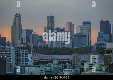 Shinjuku skyline visible from Hikarie. Shooting Location: Tokyo metropolitan area Stock Photo