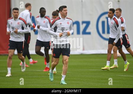 Munich, Deutschland. 28th Sep, 2021. Robert LEWANDOWSKI (FC Bayern Munich), running training, action. Soccer Champions League/FC Bayern Munich-Dynamo Kiev final training on 28.09.2021 Credit: dpa/Alamy Live News Stock Photo