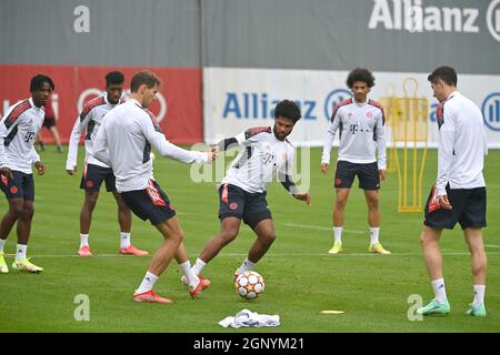 Munich, Deutschland. 28th Sep, 2021. Leon GORETZKA (FC Bayern Munich), action, duels versus Serge GNABRY (FC Bayern Munich). Soccer Champions League/FC Bayern Munich-Dynamo Kiev final training on 28.09.2021 Credit: dpa/Alamy Live News Stock Photo