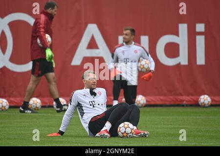 Munich, Deutschland. 28th Sep, 2021. Manuel NEUER (goalwart FC Bayern Munich), hi: goalwart Christian FRUECHTL (FC Bayern Munich). Soccer Champions League/FC Bayern Munich-Dynamo Kiev final training on 28.09.2021 Credit: dpa/Alamy Live News Stock Photo