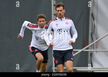 Munich, Deutschland. 28th Sep, 2021. Leon GORETZKA (FC Bayern Munich), hi: Thomas MUELLER (MULLER, FC Bayern Munich), action. Soccer Champions League/FC Bayern Munich-Dynamo Kiev final training on 28.09.2021 Credit: dpa/Alamy Live News Stock Photo