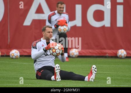 Munich, Deutschland. 28th Sep, 2021. Manuel NEUER (goalwart FC Bayern Munich), hi: goalwart Christian FRUECHTL (FC Bayern Munich). Soccer Champions League/FC Bayern Munich-Dynamo Kiev final training on 28.09.2021 Credit: dpa/Alamy Live News Stock Photo