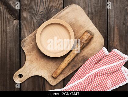 empty plate and old brown rectangular wooden kitchen cutting board on the table, top view Stock Photo