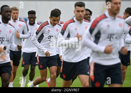 Munich, Deutschland. 28th Sep, 2021. Jamal MUSIALA (FC Bayern Munich), player during running training, action. Soccer Champions League/FC Bayern Munich-Dynamo Kiev final training on 28.09.2021 Credit: dpa/Alamy Live News Stock Photo