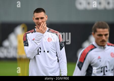 Munich, Deutschland. 28th Sep, 2021. Niklas SUELE (FC Bayern Munich), gesture, skeptical, single image, trimmed single motif, half figure, half figure. Soccer Champions League/FC Bayern Munich-Dynamo Kiev final training on 28.09.2021 Credit: dpa/Alamy Live News Stock Photo