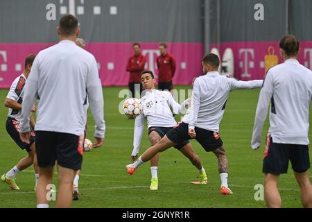 Munich, Deutschland. 28th Sep, 2021. Jamal MUSIALA (FC Bayern Munich), action, duels versus Lucas HERNANDEZ (FC Bayern Munich). Soccer Champions League/FC Bayern Munich-Dynamo Kiev final training on 28.09.2021 Credit: dpa/Alamy Live News Stock Photo