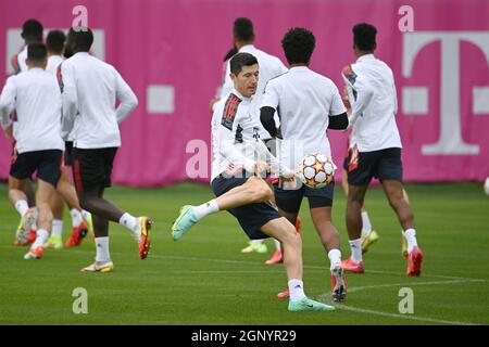 Munich, Deutschland. 28th Sep, 2021. Robert LEWANDOWSKI (FC Bayern Munich) on the ball, action. Soccer Champions League/FC Bayern Munich-Dynamo Kiev final training on 28.09.2021 Credit: dpa/Alamy Live News Stock Photo