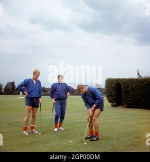 File photo dated 29-07-1966 of England's Roger Hunt putts watched by Ron Flowers and John Connelly (C) at Roehampton Issue date: Tuesday September 28, 2021. Stock Photo