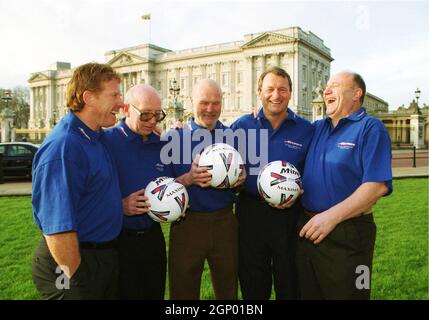 File photo dated 07-03-2000 of Nobby Stiles (2nd Left), Alan Ball ( left), George Cohen (right), Roger Hunt (2nd right) and Ray Wilson (middle). outside Buckingham Palace. Issue date: Tuesday September 28, 2021. Stock Photo