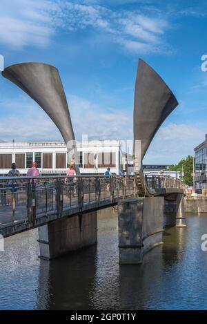 Bristol Pero's Bridge, view of Pero's Bridge linking Narrow Quay with Bordeaux Quay in the Harbourside area of central Bristol, England, UK Stock Photo