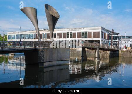 Bristol Pero's Bridge, view of Pero's Bridge linking Narrow Quay with Bordeaux Quay in the Harbourside area of central Bristol, England, UK Stock Photo