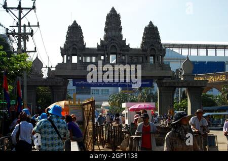 Cambodian worker people push pull old wood trolley cart service carry goods product in Poipet border crossing and Aranyaprathet at Sa Kaeo of Thailand Stock Photo