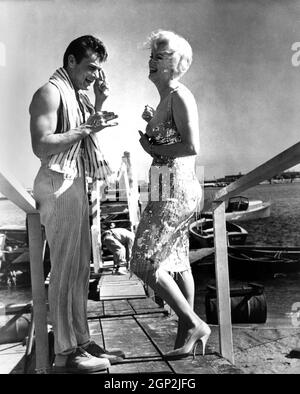 SOME LIKE IT HOT, from left: Tony Curtis, Evelyn Moriarty (Marilyn ...
