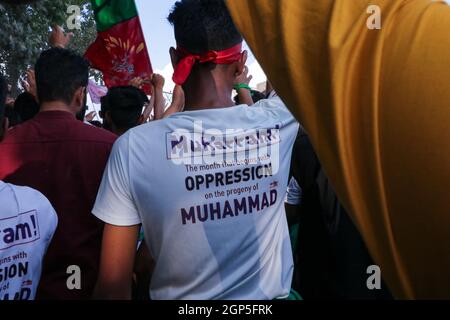 Srinagar, Jammu and Kashmir, India. 28th Sep, 2021. Kashmiri Muslim devotees participate in the central procession of ''Chehlum'' or 40th day of observing the martyrdom of Imam Hussain A.S in Bemina area of Srinagar on September 28, 2021. Credit: Adil Abbas/ZUMA Wire/Alamy Live News Stock Photo