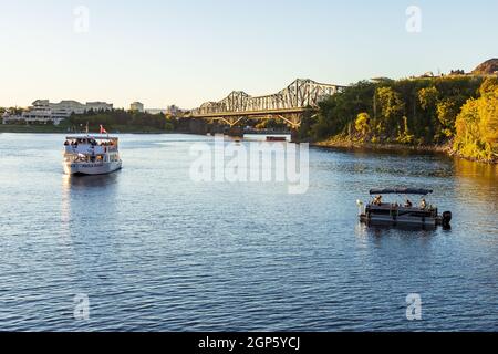 Ottawa, Canada - September 19, 2021: Ottawa River with sailing boats and Alexandra Bridge from Ottawa to Gatineau city of Quebec on sunny summer eveni Stock Photo