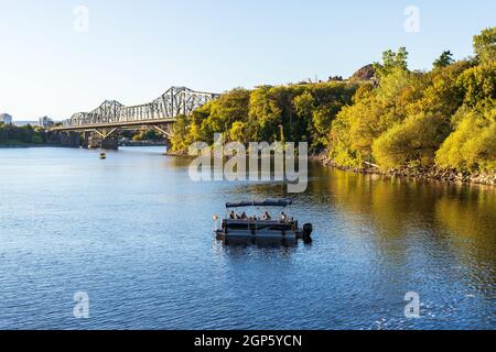 Ottawa, Canada - September 19, 2021: Panoramic view of Ottawa River with sailing boats and Alexandra Bridge from Ottawa to Gatineau city of Quebec on Stock Photo