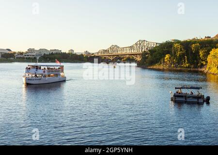 Ottawa, Canada - September 19, 2021: Panoramic view of Ottawa River with sailing boats and Alexandra Bridge from Ottawa to Gatineau city of Quebec on Stock Photo