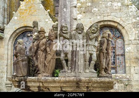 Figuren des Calvaire im Umfriedeten Pfarrbezirk von Saint-Thegonnec, Bretagne, Frankreich  |  Figures of the calvary at the Saint-Thegonnec Parish clo Stock Photo