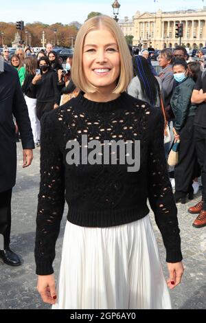 Paris, France. 28th Sep, 2021. under Covid-19 Pandemic - Christian Dior. Paris, France., . on September 28, 2021. Rosamund Pike (Photo by Pierre Teyssot/ESPA-Images) Credit: European Sports Photo Agency/Alamy Live News Stock Photo