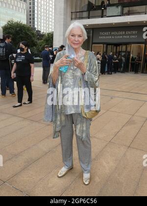 New York, USA. 28th Sep, 2021. (New) Post-CoVid Re-Opening of New York's Metropolitan Opera Entices Manhattan's Social Luminaries Out of Their Pandemic Hiding Places. Sept 27, 2021, Lincoln Center, NY, USA: Manhattan celebrities including Drew Barrymore, LaVerne Cox and Alan Cummings emerge from over a year of obscurity to help launch the post-CoVid re-opening of New York's fabled Metropolitan Opera. (Credit Image: © Julia Mineeva/TheNEWS2 via ZUMA Press Wire) Stock Photo