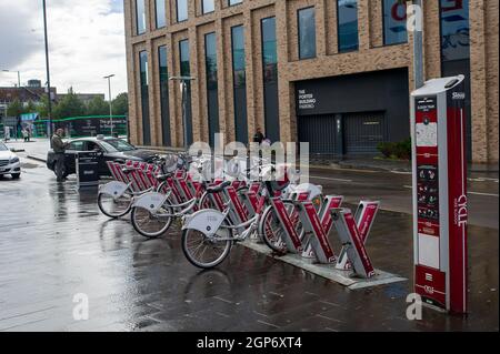 Slough, UK. 28th September, 2021. Unhired Boris bikes sit outside Slough station as many workers still continue to work from home following the Covid-19 Pandemic. Credit: Maureen McLean/Alamy Stock Photo