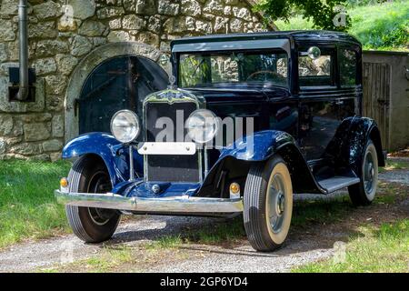 Oldtimer Chevrolet International Serie AC built in 1929, 3 gears, 3.180 ccm capacity, 6 cylinders, 46 hp at 2400 RPM, 1100 kg weight, front left Stock Photo