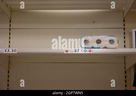London, UK. 28th Sep, 2021. Toilet rolls shelves seen almost empty in the supermarket following the panic buying by the citizens in the fear of shortage.Panic buying continued in the supermarkets in the UK as there has been an ongoing HGV drivers shortage post COVID-19 pandemic and brexit. Credit: SOPA Images Limited/Alamy Live News Stock Photo