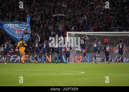 Paris, France. 25th June, 2021. PSG players celebrate victory in from of their supporters after the UEFA Champions League match between Paris Saint Germain and Manchester City at Le Parc des Princes, Paris, France on 28 September 2021. Photo by Andy Rowland. Credit: PRiME Media Images/Alamy Live News Stock Photo