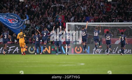 Paris, France. 25th June, 2021. PSG players celebrate victory in from of their supporters after the UEFA Champions League match between Paris Saint Germain and Manchester City at Le Parc des Princes, Paris, France on 28 September 2021. Photo by Andy Rowland. Credit: PRiME Media Images/Alamy Live News Stock Photo