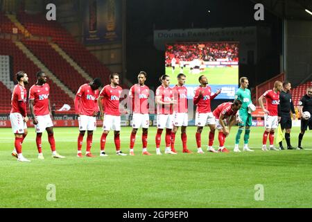 LONDON, UK. SEPT 28TH The Charlton Athletic team line up pre-match during the Sky Bet League 1 match between Charlton Athletic and Bolton Wanderers at The Valley, London on Tuesday 28th September 2021. (Credit: Tom West | MI News) Credit: MI News & Sport /Alamy Live News Stock Photo
