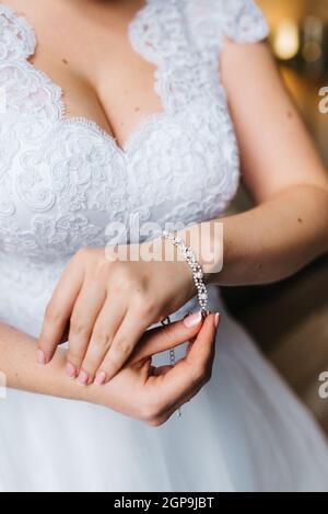 the bride wears a wedding bracelet on her left hand Stock Photo