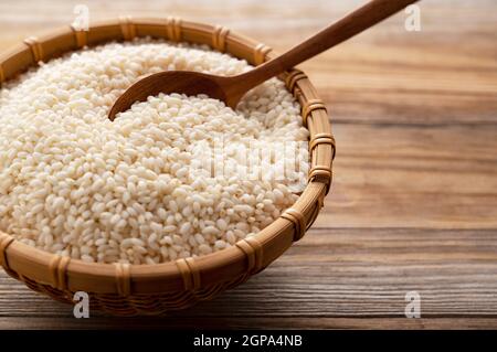 Riso glutinoso in un colander di bambù su uno sfondo di alberi con spazio  di copia Foto stock - Alamy