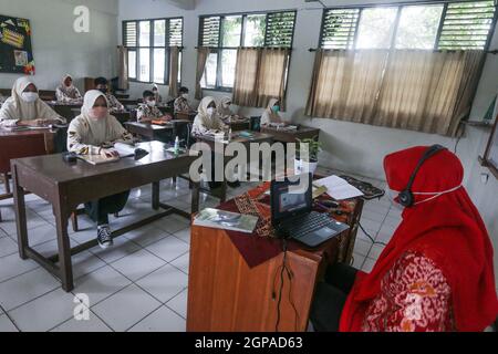 Bogor, Indonesia. 28th Sep, 2021. Students attend their class on the first day of face-to-face learning at Junior high school in Bogor, West Java, Indonesia on September 28, 2021. After Bogor's allowed schools to start face-to-face learning of schools for the junior high school and senior high school with 50 percent capacity following strictly health protocols, after two years closure due to the Covid-19 coronavirus pandemic. (Photo by Andi M. Ridwan/INA Photo Agency/Sipa USA) Credit: Sipa USA/Alamy Live News Stock Photo
