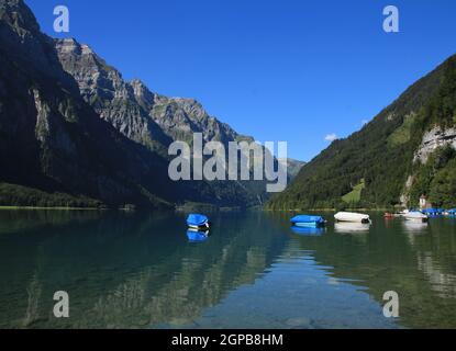 Lake Klontalersee and mountains in Glarus Canton Stock Photo