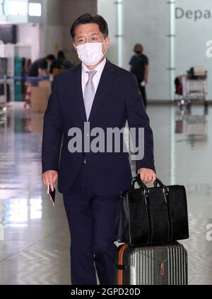 Korea. 29th Sep, 2021. S. Korean nuclear envoy heads for Indonesia South Korea's top nuclear envoy Noh Kyu-duk arrives at Incheon International Airport, west of Seoul, on Sept. 29, 2021, to leave for Jakarta, Indonesia, to meet his U.S. counterpart, Sung Kim, over Korean Peninsula issues, including North Korea's latest short-range missile launch. Credit: Yonhap/Newcom/Alamy Live News
