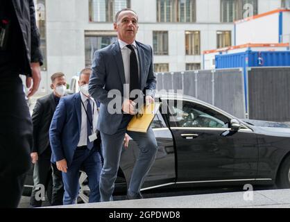 Berlin, Germany. 29th Sep, 2021. Heiko Maas (SPD), Foreign Minister, arrives in the Bundestag for the SPD's parliamentary group meeting after the Bundestag elections. Credit: Kay Nietfeld/dpa/Alamy Live News Stock Photo