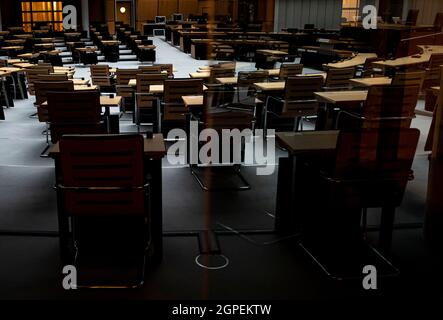 Berlin, Germany. 29th Sep, 2021. The empty seats of the Berlin House of Representatives a few days after the election. Credit: Fabian Sommer/dpa/Alamy Live News Stock Photo