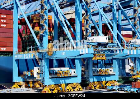Qingdao, China. 29th Sep, 2021. QINGDAO, CHINA - SEPTEMBER 29, 2021 - A foreign ship loads goods at the fully automated wharf of Qingdao Port in Shandong Province's Pilot Free Trade Zone in Qingdao, East China's Shandong Province, Sept. 29, 2021. (Photo by Zhang Jingang/Costfoto/Sipa USA) Credit: Sipa US/Alamy Live News